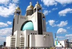 В Киеве центр COVID-вакцинации открыли в соборе