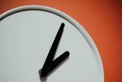 Переход на зимнее время: в чем опасность для организма и как уменьшить вред