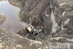 В Запорожье грузовик рухнул с обрыва, водитель погиб