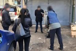 В Киеве на взятке в 100 тысяч гривен задержали чиновника Укрспортобеспечения (фото)