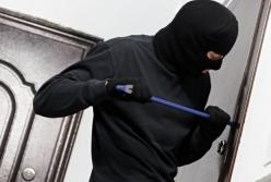Воры ограбили квартиру в Одессе и вылезли в окно прямо к полицейским