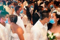 На филиппинской массовой свадьбе пары целовались в защитных масках    