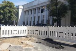 Возле Верховной Рады провалился асфальт (фото)