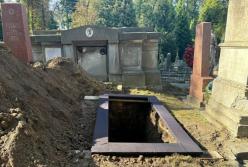 У Львові провели в останню путь Андрія Парубія, але саме погребіння залишилось утаємниченим (відео)