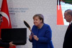 Меркель удивила реакцией на подарок Эрдогана (фото)