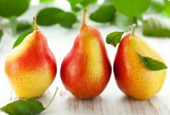 Врачи рассказали, кому вредно есть груши