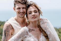 Украинская певица снялась топлес, сидя на руках у мужа (фото)