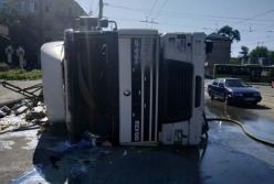 ДТП в Днепре: перевернулась фура с пивом (видео)