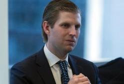На сына Трампа плюнули в ресторане