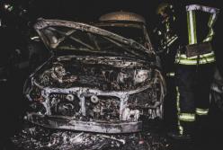 В Киеве во дворе жилого дома сгорели три автомобиля (фото, видео)
