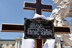 Пришли тысячи: в Хмельницком попрощались с погибшим снайпером ВСУ