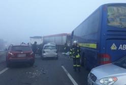 Под Одессой столкнулись 11 автомобилей, есть погибший (видео)