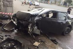 В Харькове машина на скорости протаранила мэрию (фото)