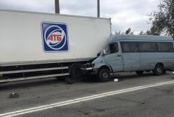 В Запорожье маршрутка врезалась в фуру: одна пассажирка погибла, 8 человек в больнице (фото)