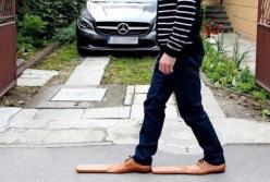 В Румынии начали выпуск "карантинной" обуви 75-го размера (фото)