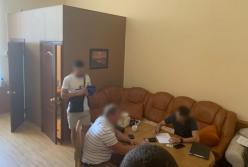 В Днепре ректор с помощником погорели на взятке (фото)