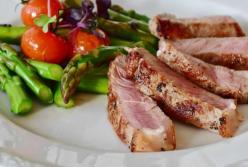 Диетологи рассказали, кому полезно есть свинину