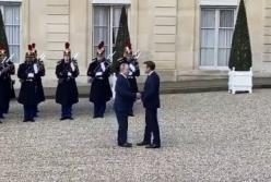 В сети высмеяли хромого Путина в Париже (видео)