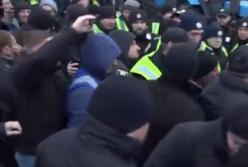 Протестующие под Радой напали на нардепа от "Слуги народа" (видео)
