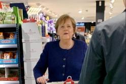  Меркель без маски пришла в супермаркет за вином и туалетной бумагой (фото)
