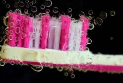 Стоматологи назвали главные ошибки при чистке зубов