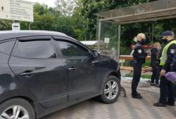 В Киеве автомобиль на скорости врезался в остановку (фото)