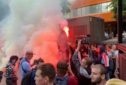 У здания NewsOne протестующие жгут файеры и бросают петарды (видео, фото)