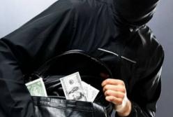 В Одессе грабители заставили мужчину отдать деньги, угрожая изнасилованием жены