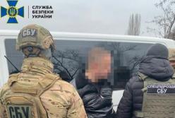 СБУ разоблачила чиновников миграционной службы, которые наладили "бизнес" по легализации иностранцев (фото)