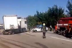 Под Харьковом грузовик "припечатал" легковушку (видео)