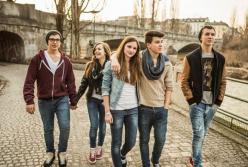 Доверяют своим мамам, нервничают, но не курят: как живется украинским подросткам