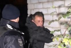 В Кривом Роге пьяный мужчина не подпускал врачей к ребенку (видео)