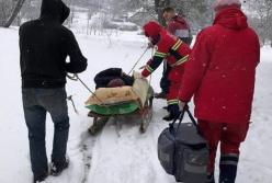 На Львовщине больную с инфарктом пришлось везти на санях (фото)