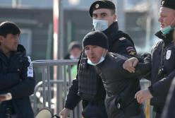 У Росії вже мобілізують мігрантів під корінь: зобов’язали замінити водійські права і роздають повістки (відео)