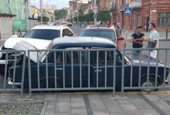 В Днепре два Infiniti протаранили ВАЗ (фото, видео)