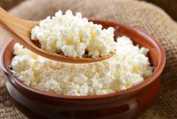 Врачи рассказали, кому опасно есть творог