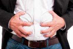 Медики назвали алкогольные напитки, вызывающие вздутие живота