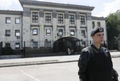 В Киеве военный бросил на территорию посольства РФ пакет с книгами