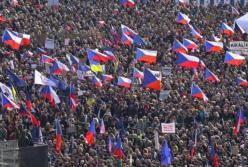 У Чехії масштабні протести проти чинної влади: у Празі на вулиці вийшло майже пів мільйона людей (відео)