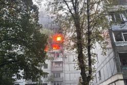 Відео моменту прямого влучання крилатої ракети у багатоповерхівку Дніпра, де троє загиблих