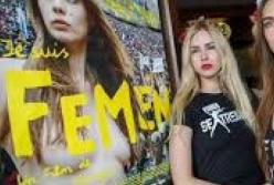 С петлей на шее: в центре Киева участница Femen устроила перформанс (фото)