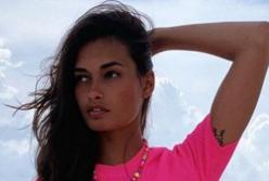 Модель снялась в асимметричном неоновом платье (фото)