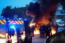 Б’ють авто копів, палять магазини, будують барикади: у Франції протестують радикальні экстремісти (відео)