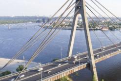 Испытывали судьбу: в Киеве с Северного моста сняли шестерых детей  