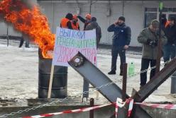 В Харькове на рынке построили баррикады и жгут шины (фото)