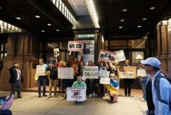 Украинцы устроили лакею Путина "горячий" прием (видео)