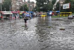 Залило квартиры и подземку: видео масштабного потопа в Киеве