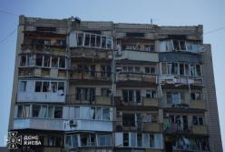 З’явились відео прямих влучань балістикою у Києві, під завалами висотки були заблоковані мертві (відео)