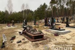 В Ровенской области вандалы надругались над могилами (фото)