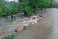 На Прикарпатье паводок подтопил 165 населенных пунктов, разрушены мосты и дороги